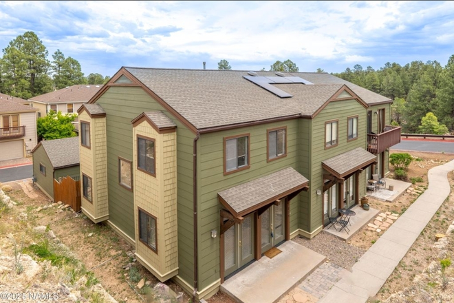 Exterior - Master Suite 5 Minutes from Campus Townhome