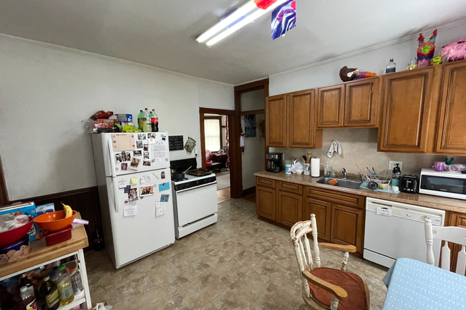 Kitchen - HUGE 3 Bed 1 bath on Gardner Street! Free Laundry!!