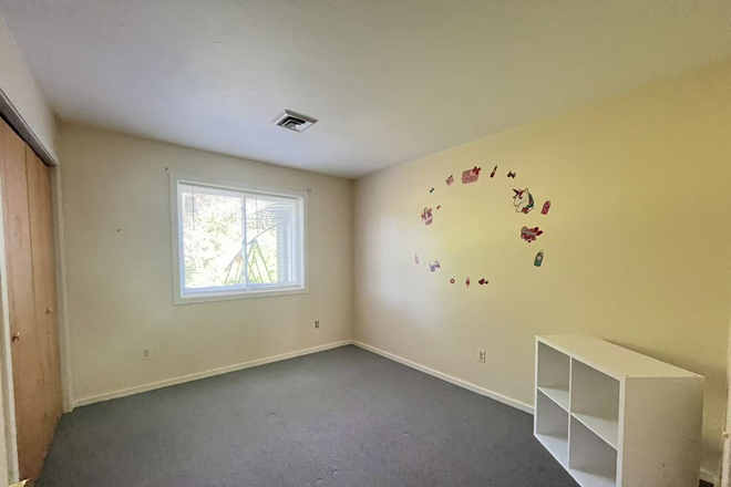 Bedroom - Amherst - 3BR Duplex Near UMass – Entire Home or Individual Rooms