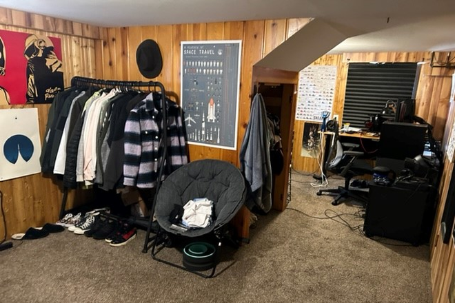 Basement bedroom - Grove Circle W, House near campus