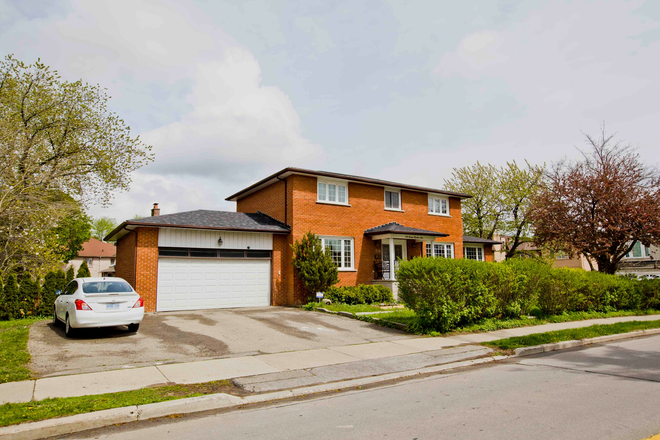 House Street view - House in Willowdale - 4 bed plus - short walk to subway, updated kitchen