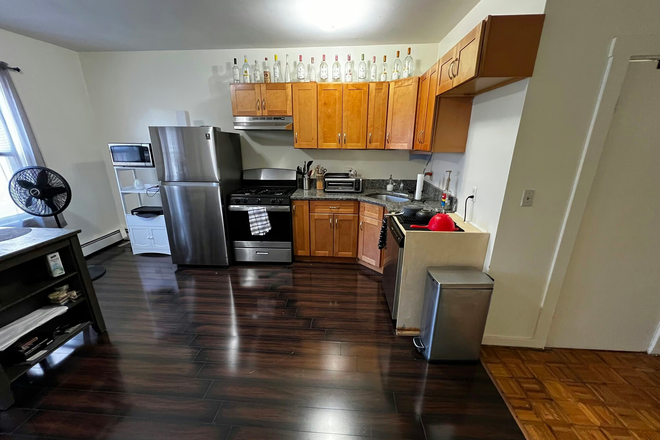 . - *NO BROKERS FEE!* 3 bedroom in the heart of Mission Hill, Very convenient, Multiple bus stops nearby