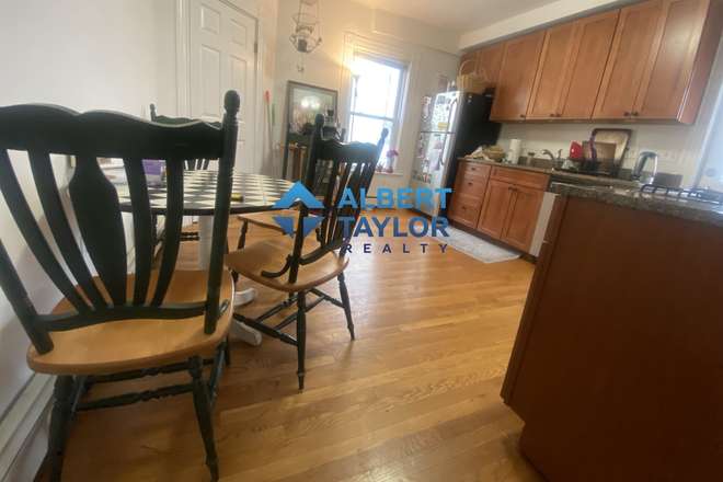 Kitchen - Sunny Duplex in Brighton!! Large Living Room & Kitchen!!