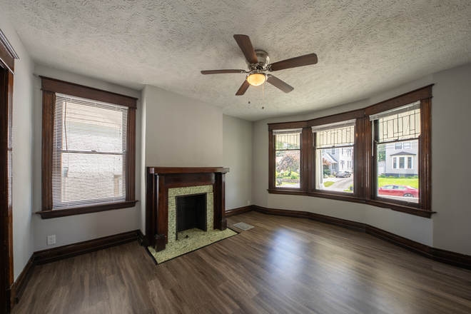 Living room - Renovated 5 Bedroom 2 Bathroom House