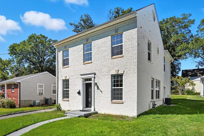 Front of the home - UMD Student & Intern Housing | Furnished Rooms | Utilities Included | 7-min Walk to Metro House