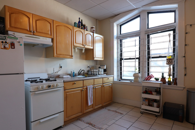 kitchen - Convenient 2 bed for Jan 1 - Landlords pays the fee! Apartments