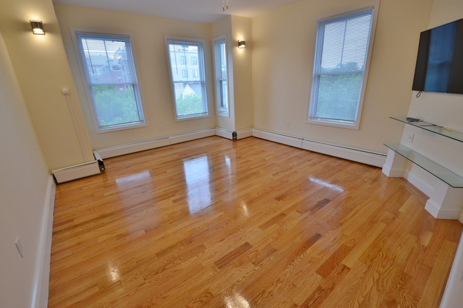 living room - NO BROKER'S FEE - Beautifully, renovated full 4 bed 2 bath! Minutes to MIT! Apartments