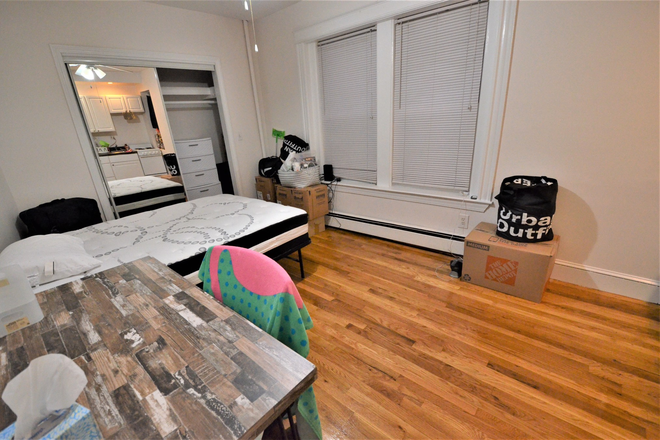 living space - Studio on Symphony Rd Avail 9/1 Apartments