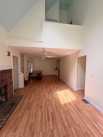 Living room/dining - SPACIOUS APARTMENT ON BUS ROUTE