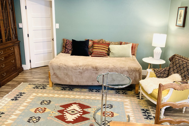 Currently set up with daybed, queen bed upon request - SPRING: Gorgeous 2BR 1 Bath in Craftsman Foursquare on the Hill—Jan-July 2026 FURNISHED! House
