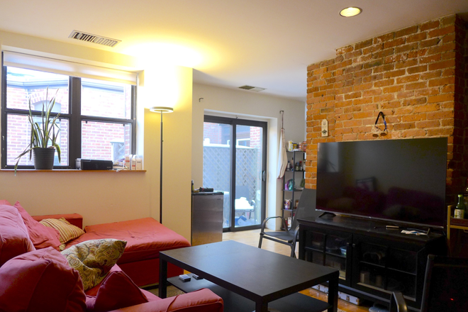 bostonrealtyonline.com - Stylish Two Bed with In-unit Laundry in Unbeatable Symphony Location Apartments