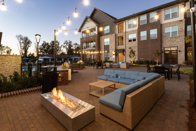 Communal grill, fire pit, tv - Alta Northerly