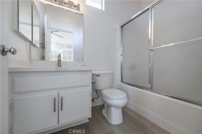 Private Bathroom - Oak Creek townhouse available - September 2025