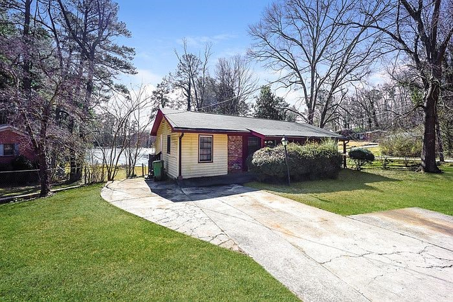 Driveway - Quiet House/Neighborhood in Southwest Atlanta