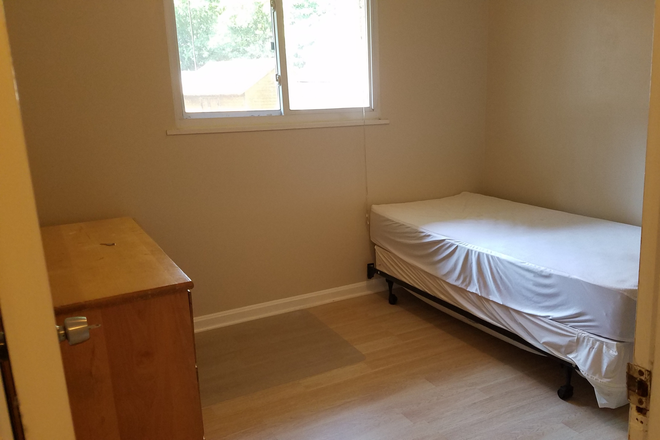 Upstairs small bedroom - Rooms in furnished house for rent, walking distance to UMD