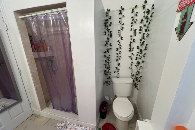 bath 1 - Charming Off-Campus Housing Near Temple University – Utilities Included! Duplex