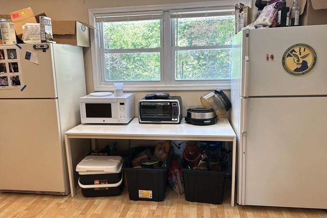 Kitchen Appliances - UTILITIES INCLUDED, FULLY FURNISHED Room, Close to Campus and next to Lake Artemesia! House