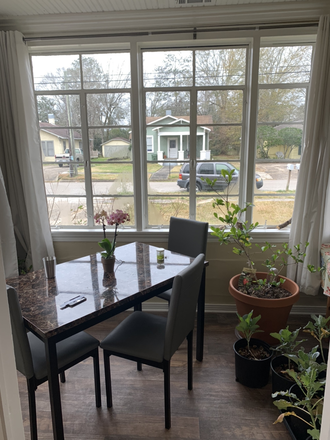 Sun room adjacent to kitchen - Grad student looking for roommate - House near Keg & Barrel - January-June 2026