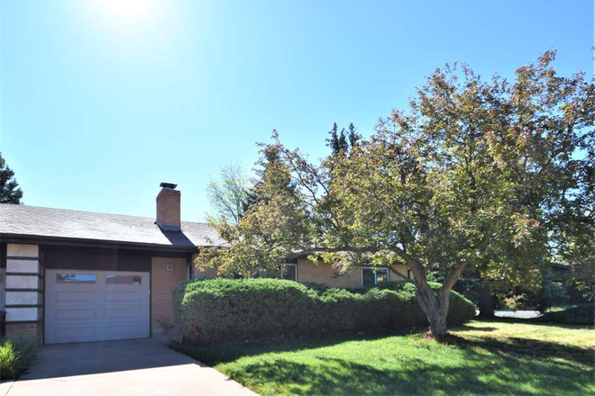 Front of the house - Private bedroom + Private bathroom in a 3 bed 3 bath house near east campus