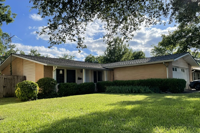 Front yard - Furnished Private Room of Single House 0.4 mile off UTD campus only for females