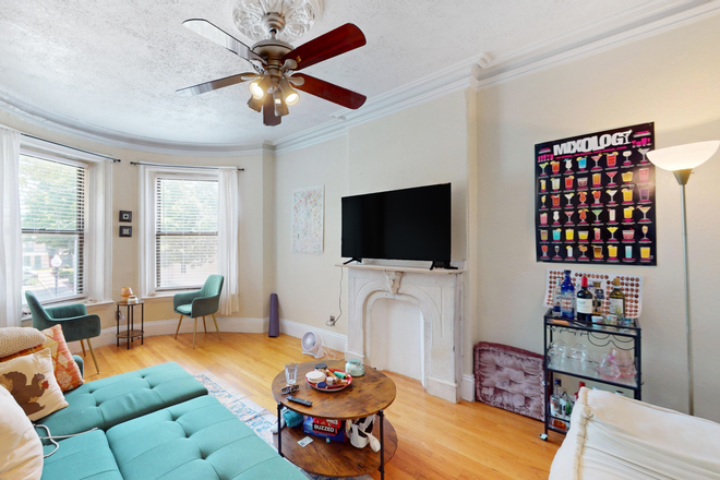 Living Area - Spacious 3 Bedroom Near ISEC!!