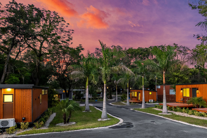 Beautiful Palm Court...So Peaceful - Private Studio in Tropical Setting Duplex