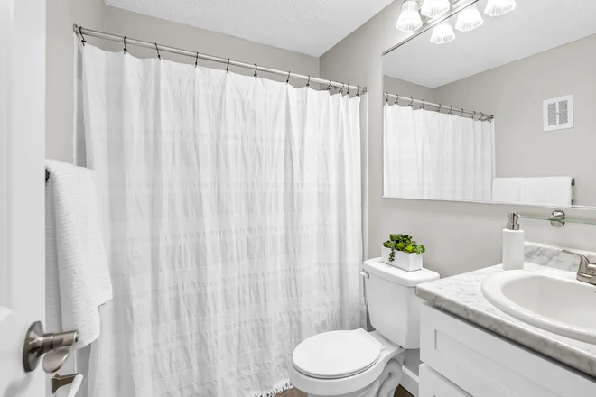 Bathroom - Sugarloaf Estates - 1 Bedrrom in a 2 Bed/1 Bath for Spring 2025 Apartments