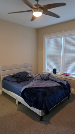 Bedroom - Queen size bed - Spacious Apartment in Delmar Loop