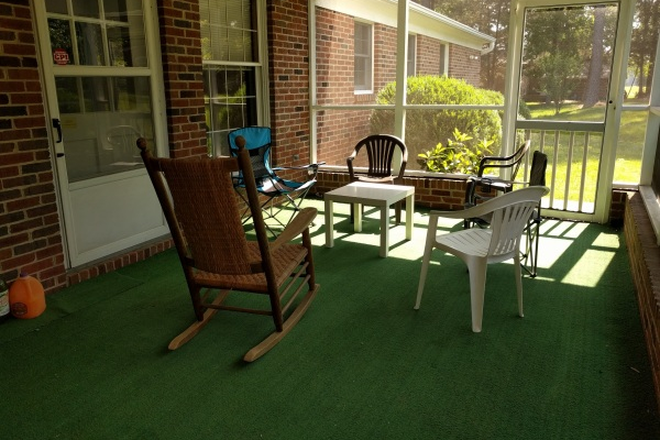 Screened porch on South side of house - The Student Exchange House - Hassle Free Short Term Furnished Rooms