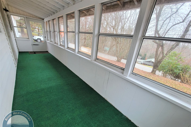 Photo - 2 Bedroom Right in Town! House