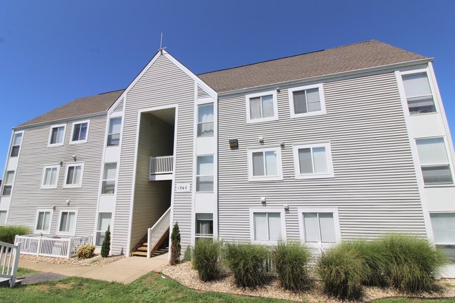 front - Hunters Ridge - 4 bed - 2 bath top floor condo - NOW Pre Leasing!