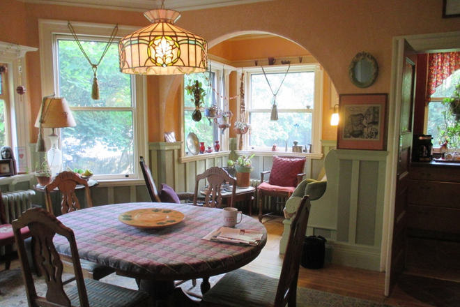 DINING ROOM community space Note: Great sun in the winter & a great as an alternative "office" You will find Chris here mornings - 1 ROOM STILL AVAILABLE IN GREAT HOME, WALK TO CAMPUS