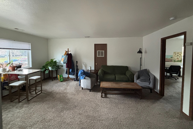 Living Room - 2 Rooms Available for Summer, Apartment Close to Campus, Engineering Center