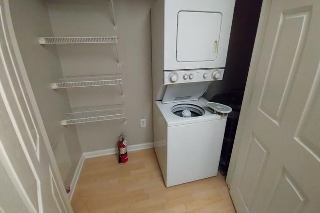 Laundry Room - Logan Square Apartment (close to campus!)