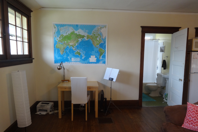 Living Room & Full Bath facing North - Vine St Rental, all utilities & internet included Apartments