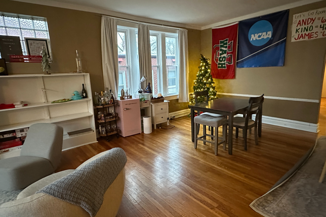 Living Room - 3 Bedroom plus game/study room Half A Block from WU on Forsyth Duplex