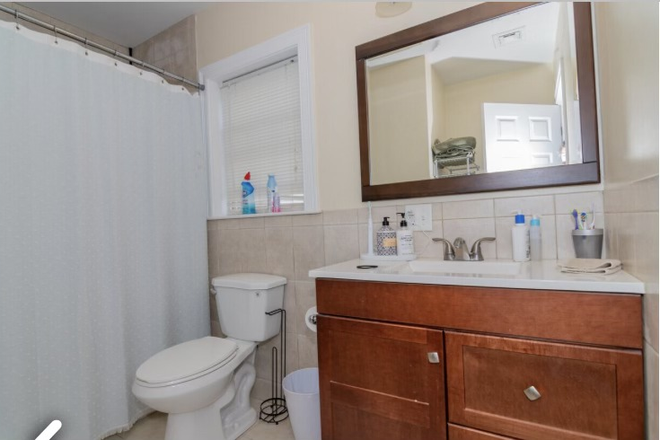 Shared bathroom - Townhouse near campus, close to redline 4bed 2.5 bath