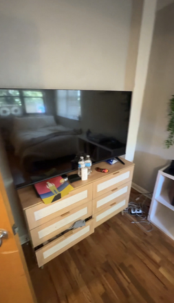 TV and drawer - Apartment 5 minute walk from campus