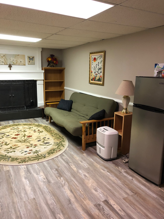 Shared living space - Housing available for 2 male students, private home.  Quiet neighborhood. 10 minutes from LU.