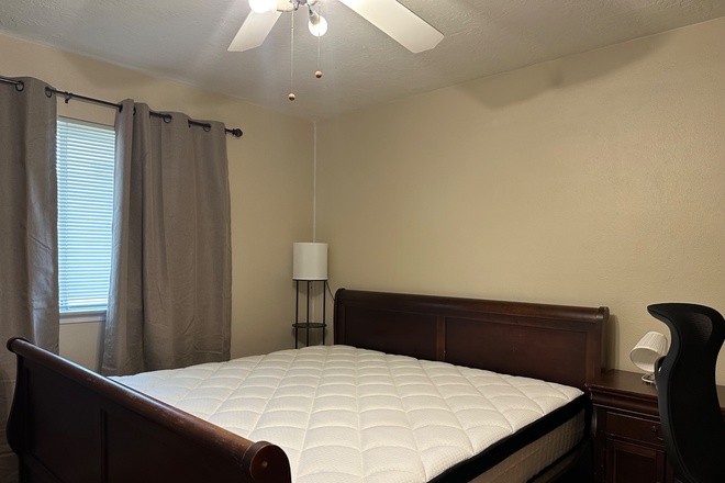 Private Bedroom 01 - Master Bedroom (Private Bathroom) – Clean | Walking Distance | All Bills Paid