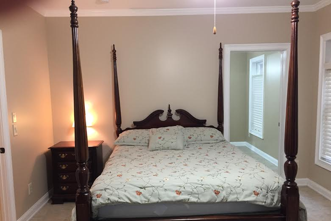 Bed- queen size - Safe- Fully Furnished Beautiful Garden Apt w/Private Covered Patio *FREE UTILITIES *CLOSE TO CAMPUS