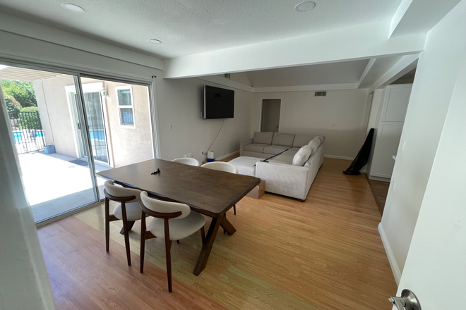 Common area - UCR Housing - 4 Private Rooms - 3 Min from Campus - Pool, Parking, More House