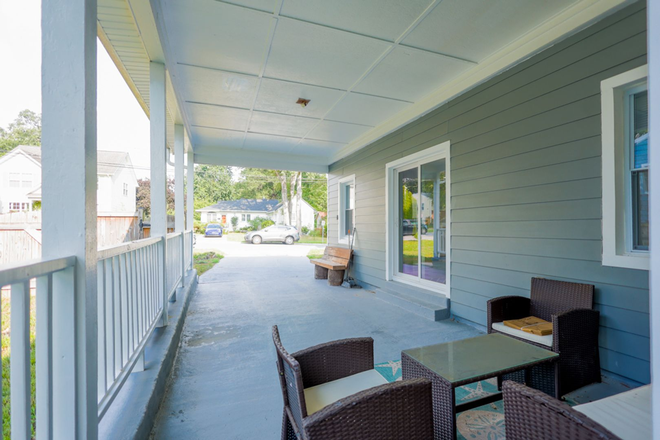 Porch - Bedroom in Modern Designed Home Next Metro Station