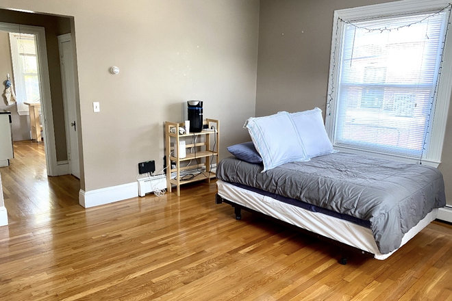 Bedroom - Sunny spacious studio/1b close to campus