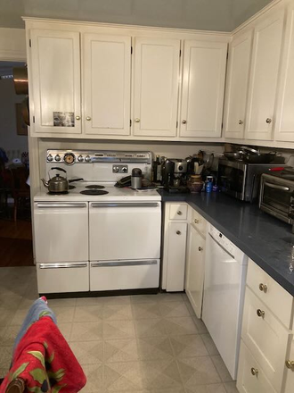 Stove/oven (1960s and still going strong!) - Private room with separate entrance & full bathroom in owner-occupied house near campus & town