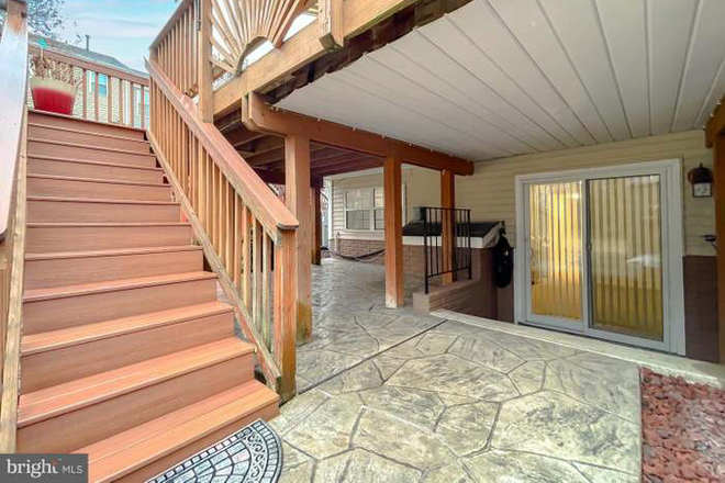 Private entrance and outdoor area. - Nice 1b apt at Millbrook.