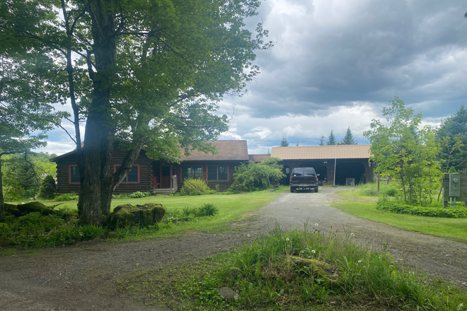Driveway - Tunbridge log home