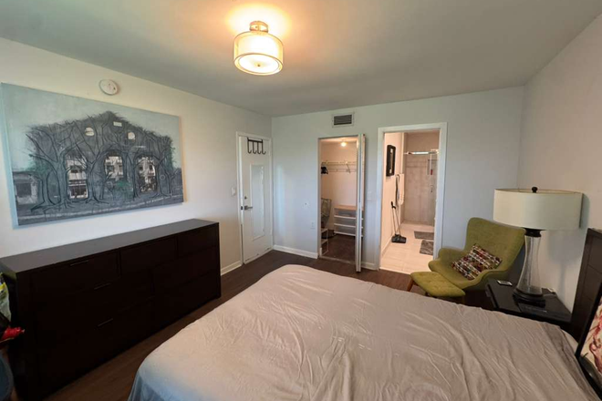 Bedroom - Spacious Bedroom with Private Bathroom 8 min from MMC Townhome