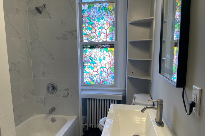 Bathroom (Always kept clean) - Cozy Row House close to Homewood Campus