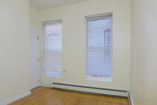 bostonrealtyonline.com - Perfectly Placed Studio Near Longwood & Northeastern with Utilities Included